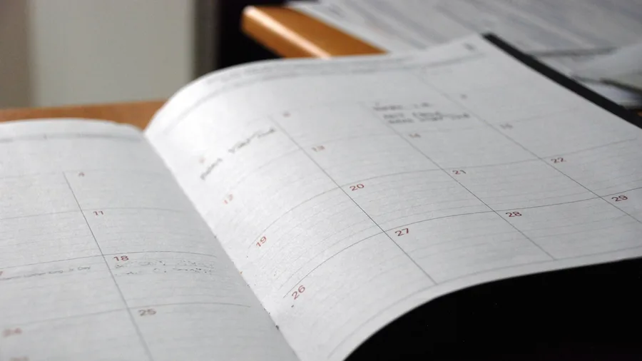 Agenda setmanal amb pestanyes de colors per marcar torns de guarda