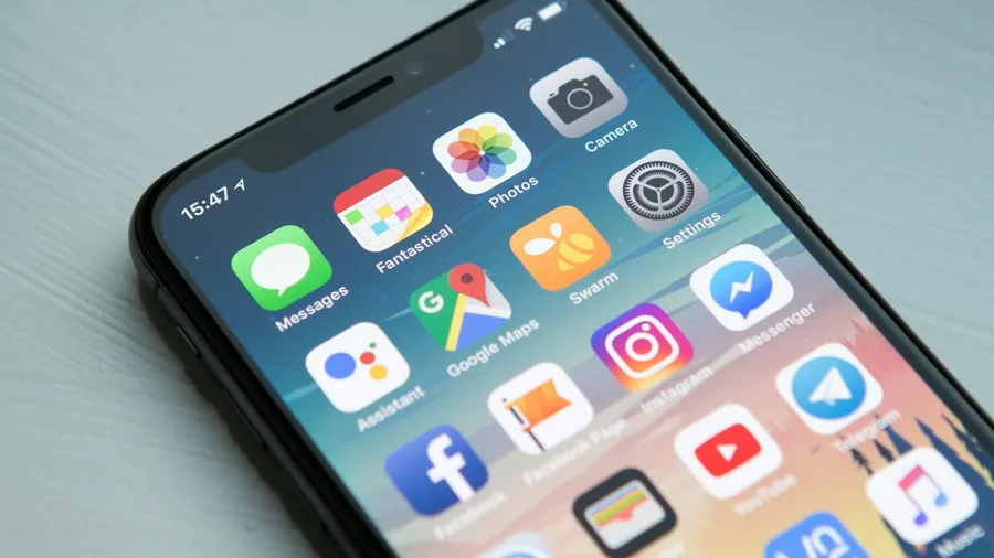 Smartphone mostrant aplicacions d'organització familiar