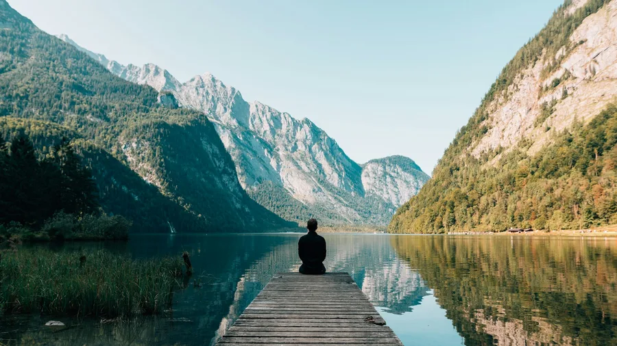 Persona che si gode un momento di calma all'aria aperta