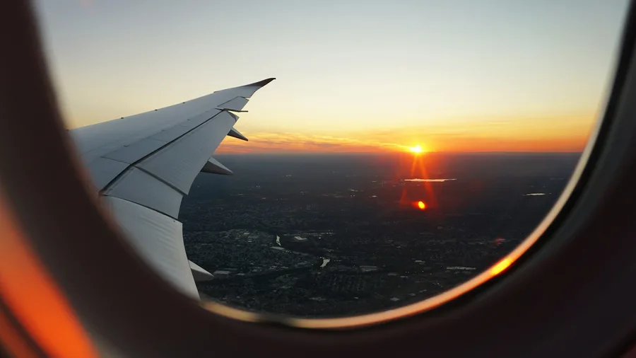 Avión representando la distancia en coparentalidad internacional