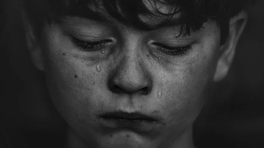 Persona reflexionando sobre estrategias de protección emocional