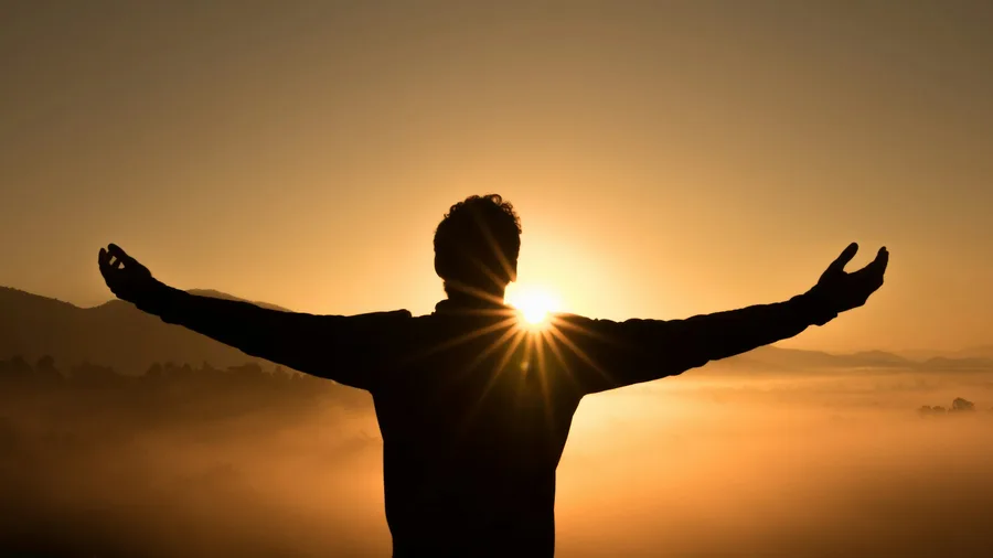 Persona reflexionando sobre sus emociones en un momento de calma