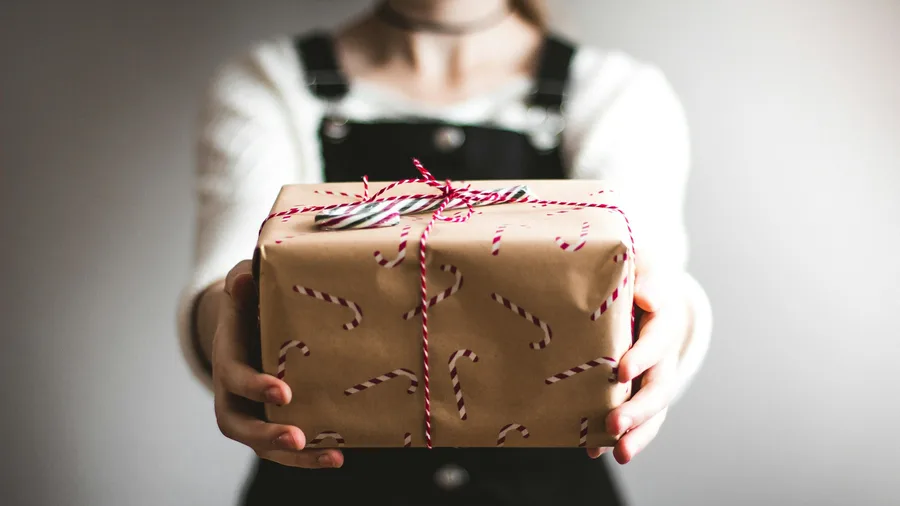 Kinder öffnen Weihnachtsgeschenke