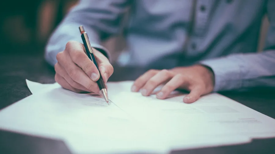 Padres revisando gastos compartidos